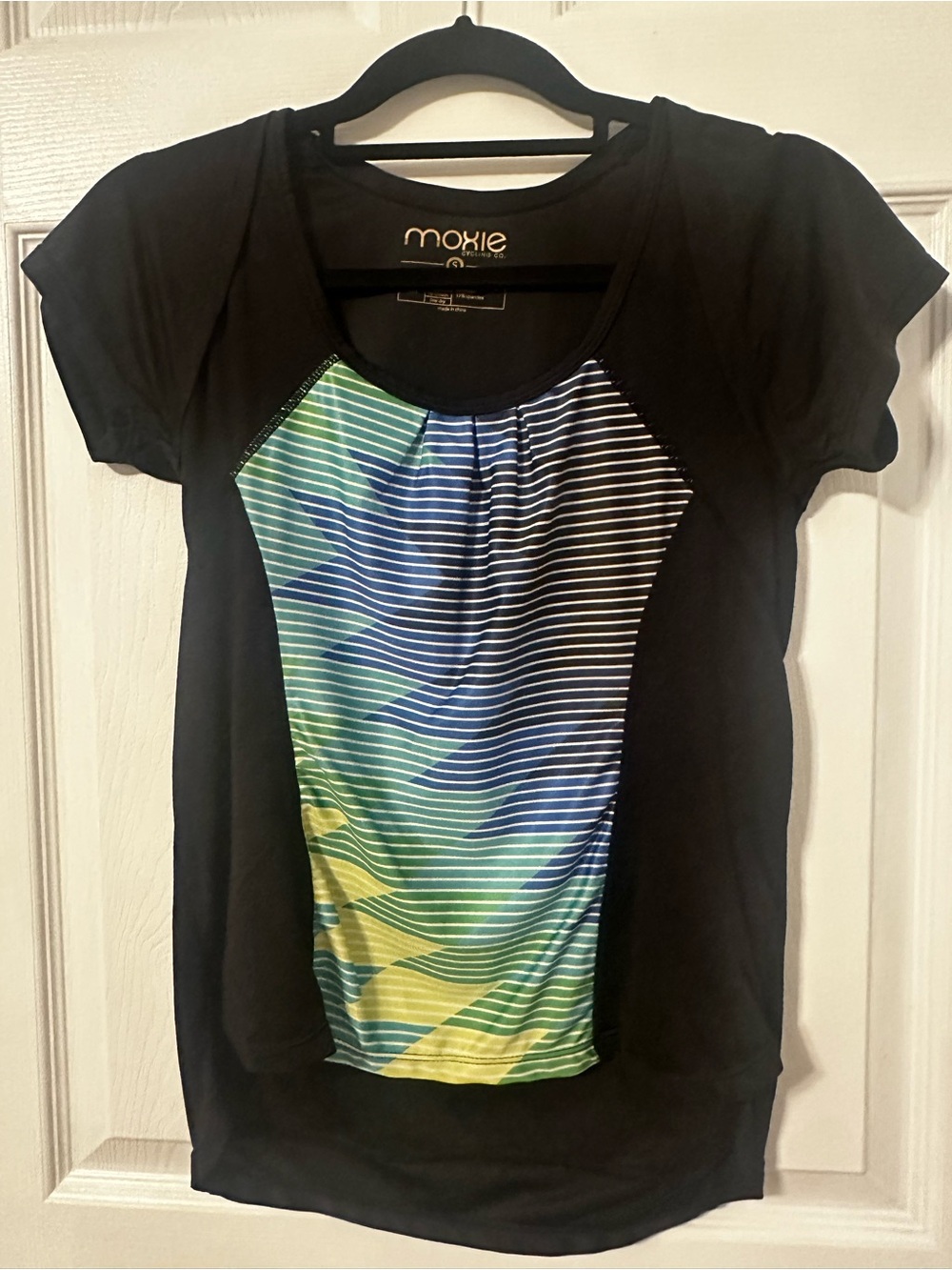 Moxie Black and Multi women’s pullover cycling top. Size small